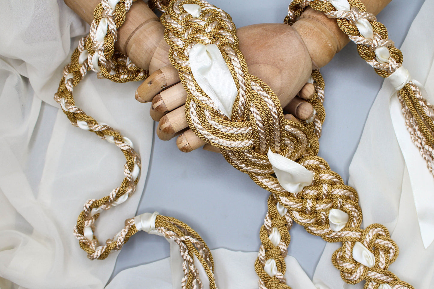 Nine Knot Prestige - White & Gold