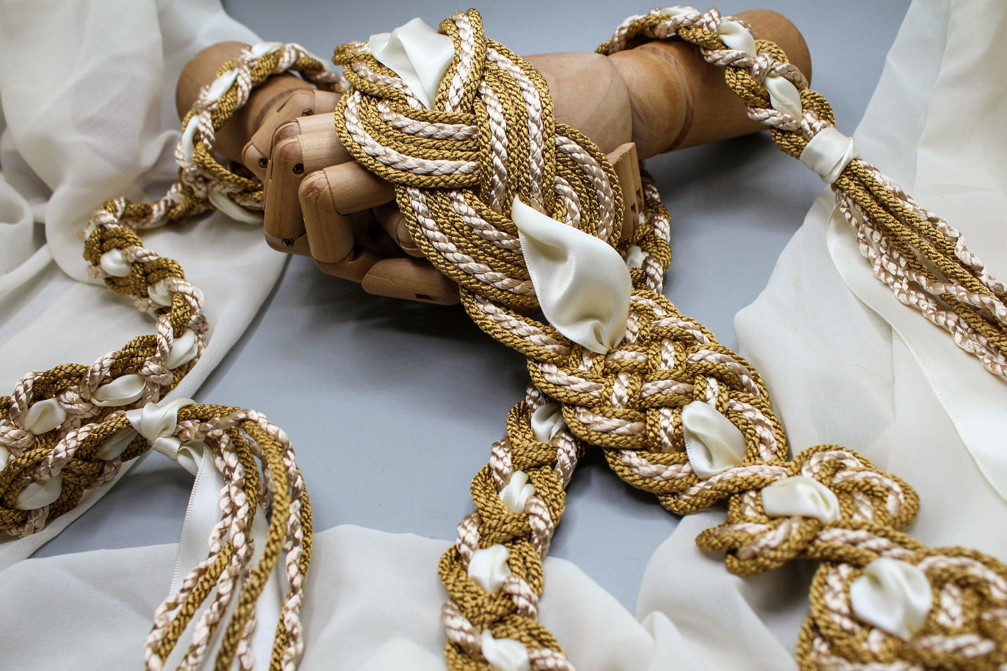 Nine Knot Prestige - White & Gold