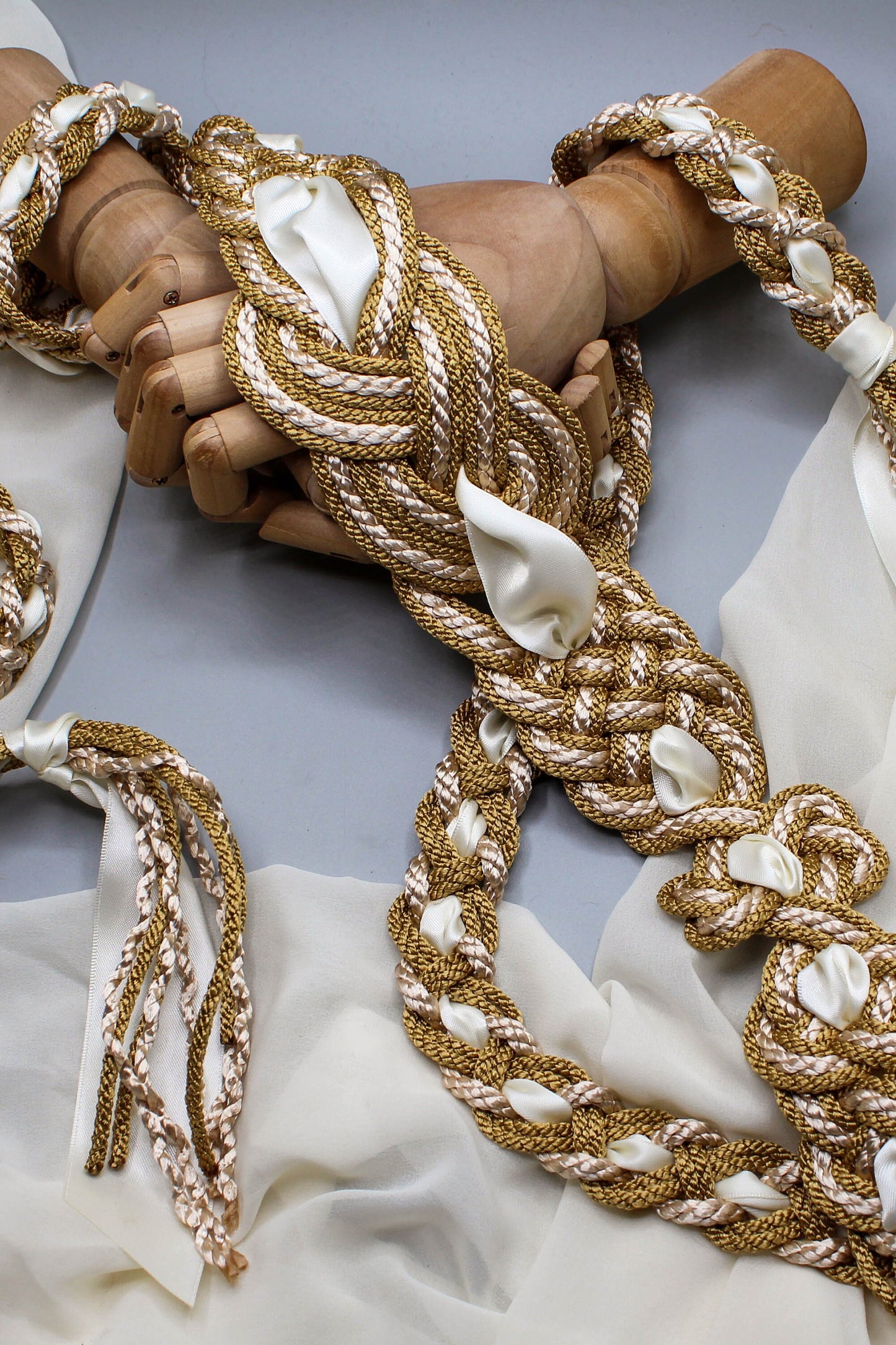 Nine Knot Prestige - White & Gold