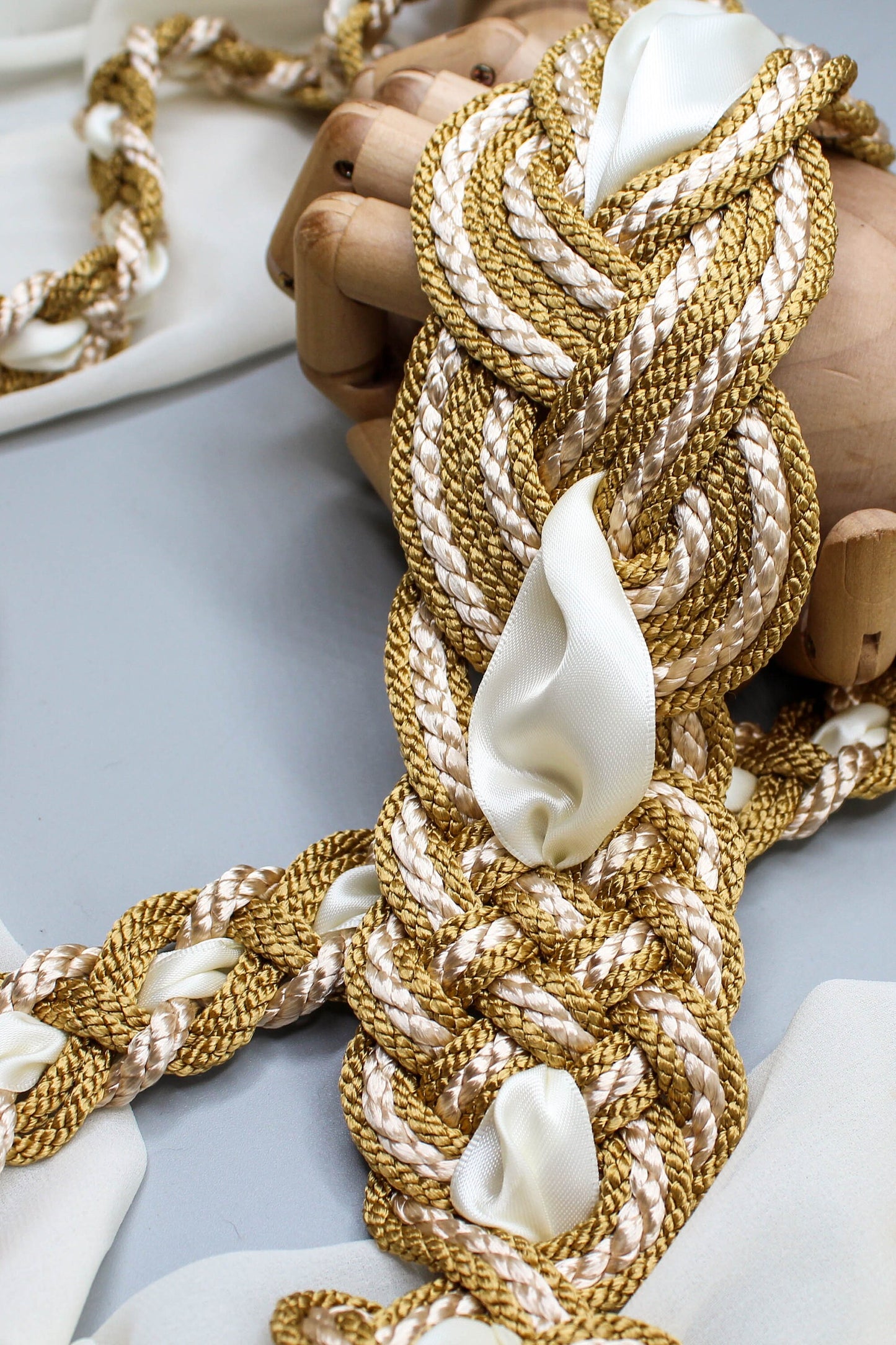 Nine Knot Prestige - White & Gold