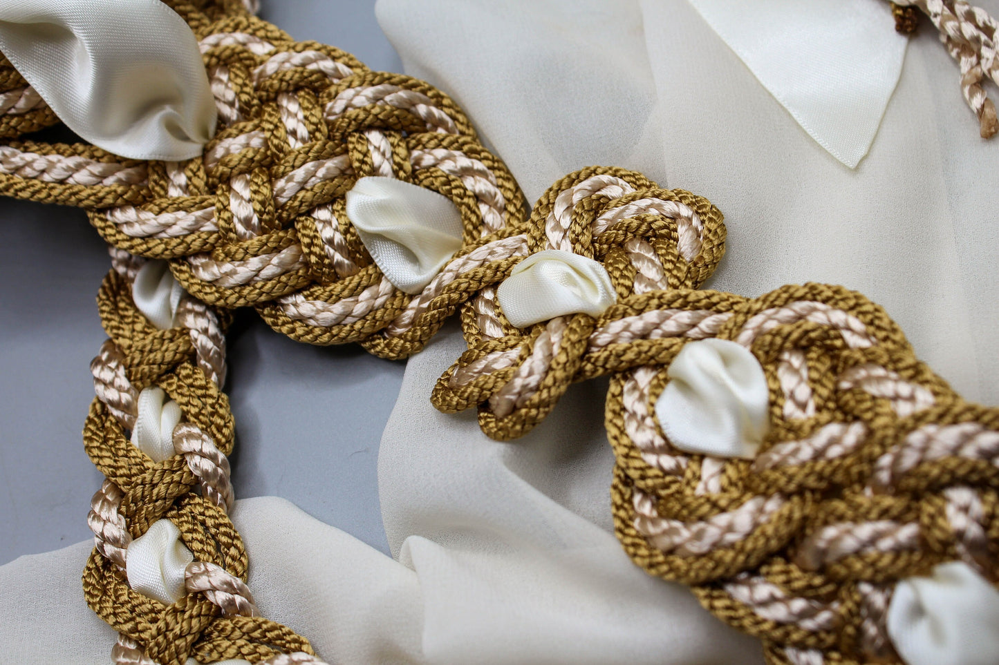Nine Knot Prestige - White & Gold