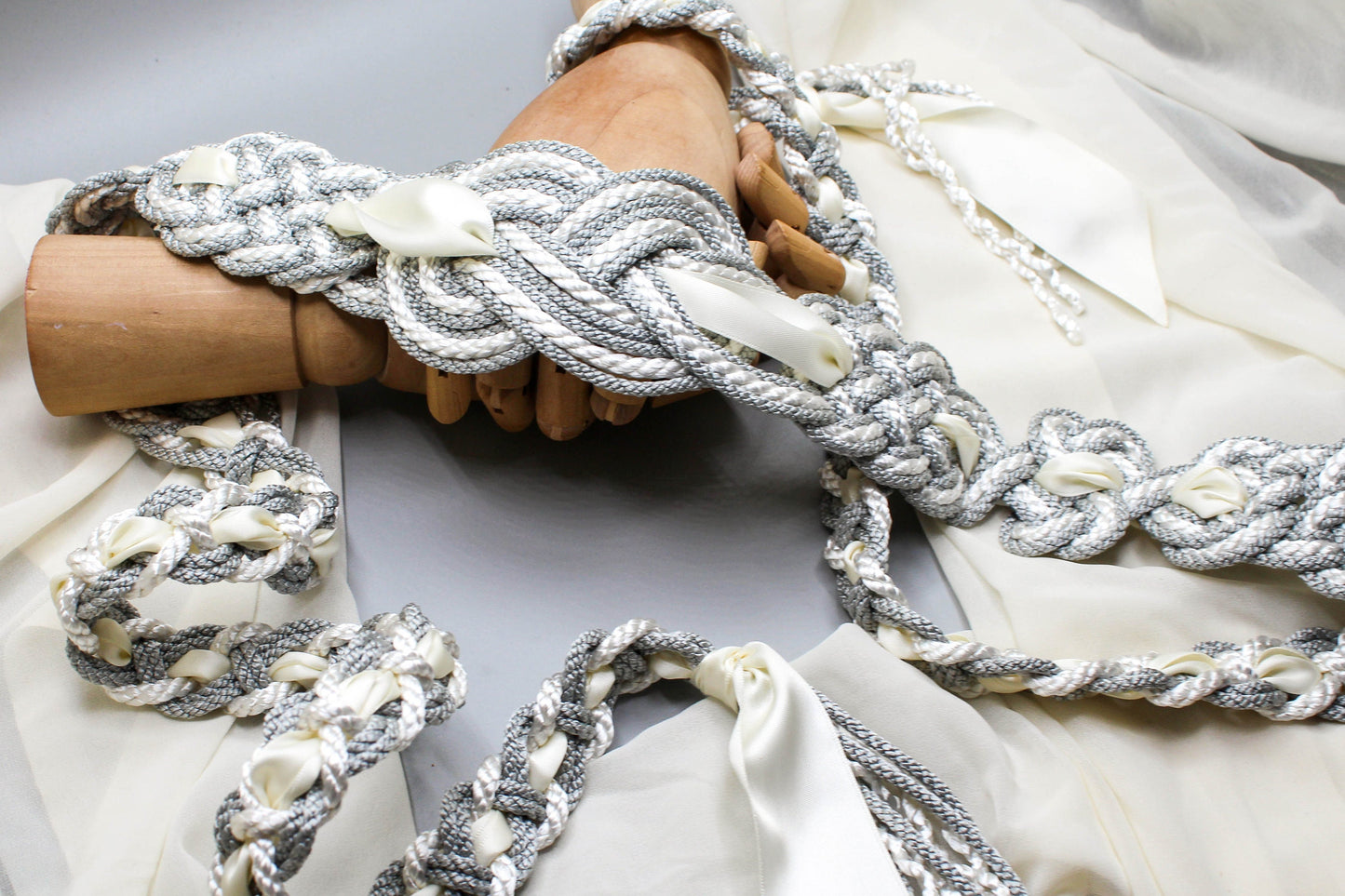 Nine Knot Prestige - White & Silver